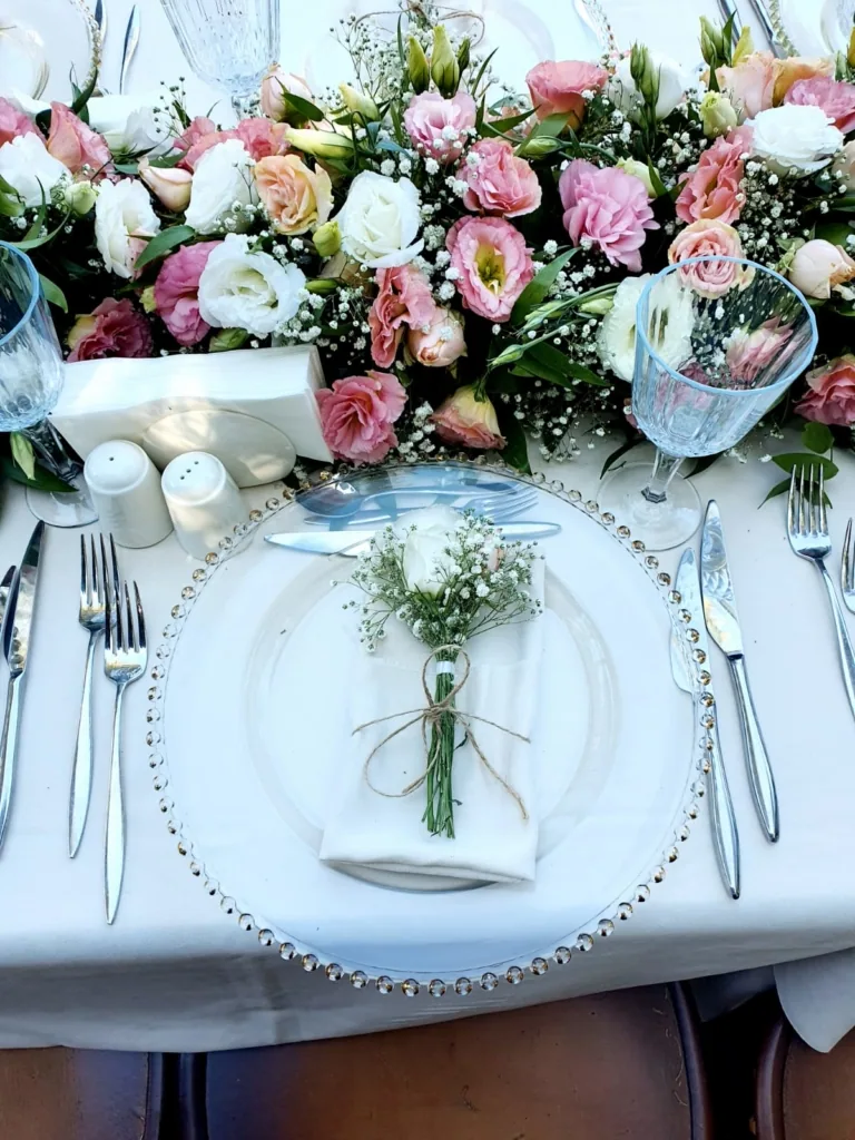 bodrum-wedding-yuvarlak-ortulu-masa-dikdortgen-masa-ortulu-masa-canli-cicek-aranjmanli-masa-inci-supla-gold-konsept-decor-beyaz-hazeran-sandalye-gold-cam-supla-ahsap-sandalye-dugun-dekor-susleme-canli-cicek-dekoru-cam-boncuklu-supla-cesme-nisan-organizasyonu-kusadasi-nisan-organizasyonu-bodrum-dugun-nisan-organizasyonu-dikili-dugun-organizasyon-firmalari-kusadasi-dugun-organizasyon-firmalari-dekor-susleme-rustik-konsept-aydinlatma-catering-firmasi-acik-bufe-hizmet